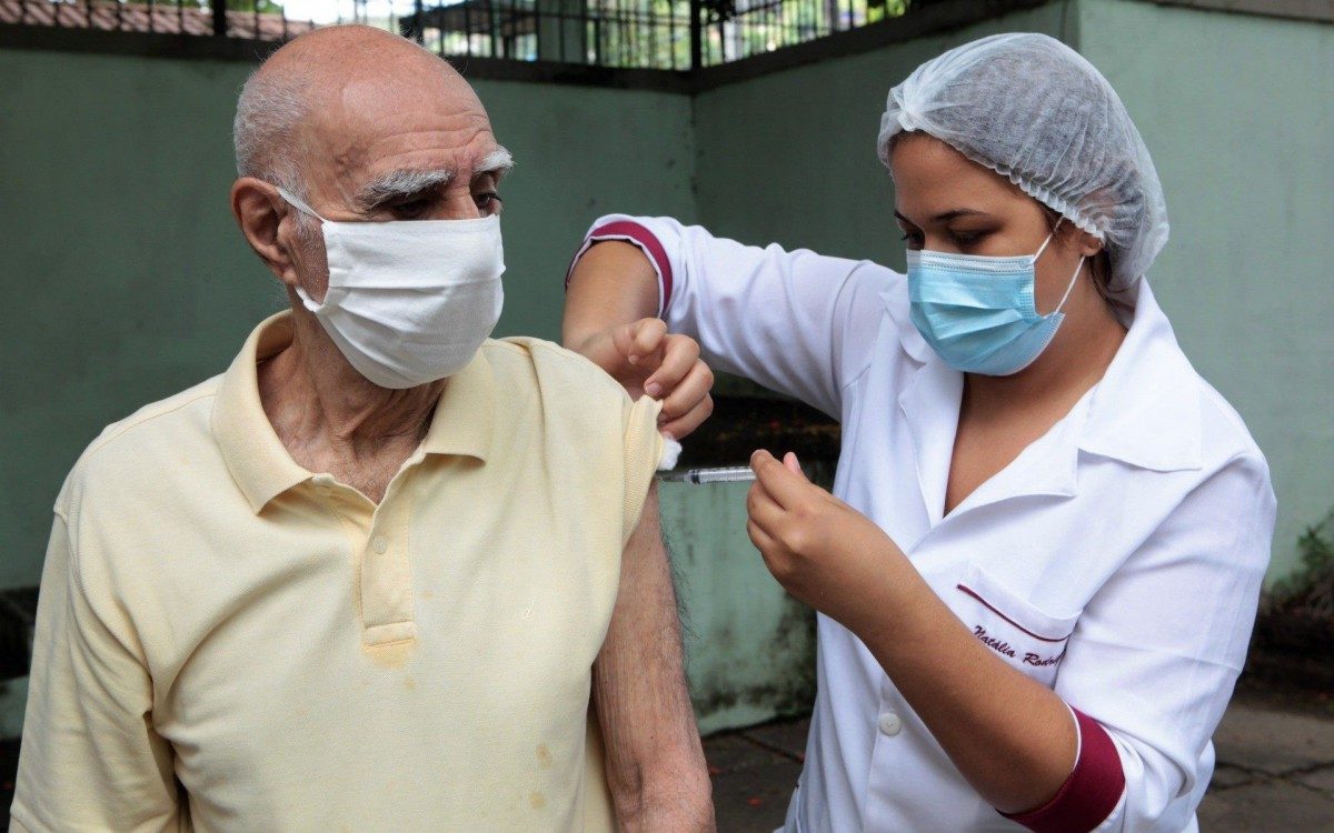 Popula&ccedil;&atilde;o pode consultar qual grupo est&aacute; sendo convocado para a imuniza&ccedil;&atilde;o nas redes sociais, no site oficial da Prefeitura (www.niteroi.rj.gov.br) e pelo n&uacute;mero 153