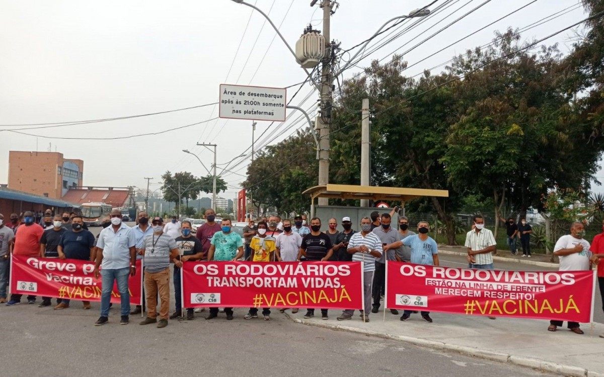 Manifesta&ccedil;&otilde;es foram deflagradas simultaneamente em S&atilde;o Gon&ccedil;alo, Itabora&iacute; e Niter&oacute;i, com ades&atilde;o de 300 trabalhadores de &ocirc;nibus