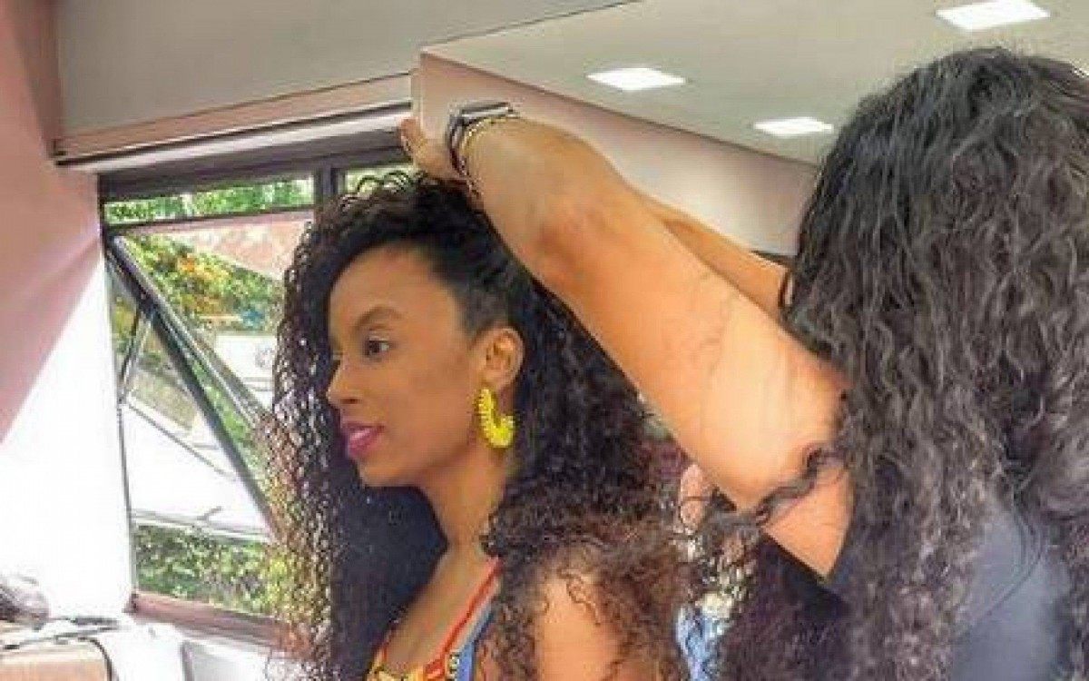 Ex-BBB trocou o megahair e processo foi compartilhado no Instagram da cabeleireira que atendeu a psic&oacute;loga