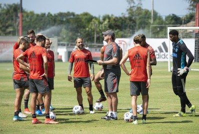 Com surpresa na zaga, Flamengo está escalado para pegar o Atlético-MG