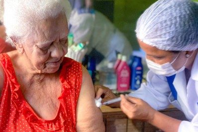 Infecção de Nelson Sargento acende debate sobre revacinação em idosos acima de 80 anos