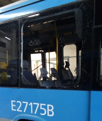 Ônibus do BRT Rio é apedrejado por vândalos na estação Vaz Lobo - Divulgação