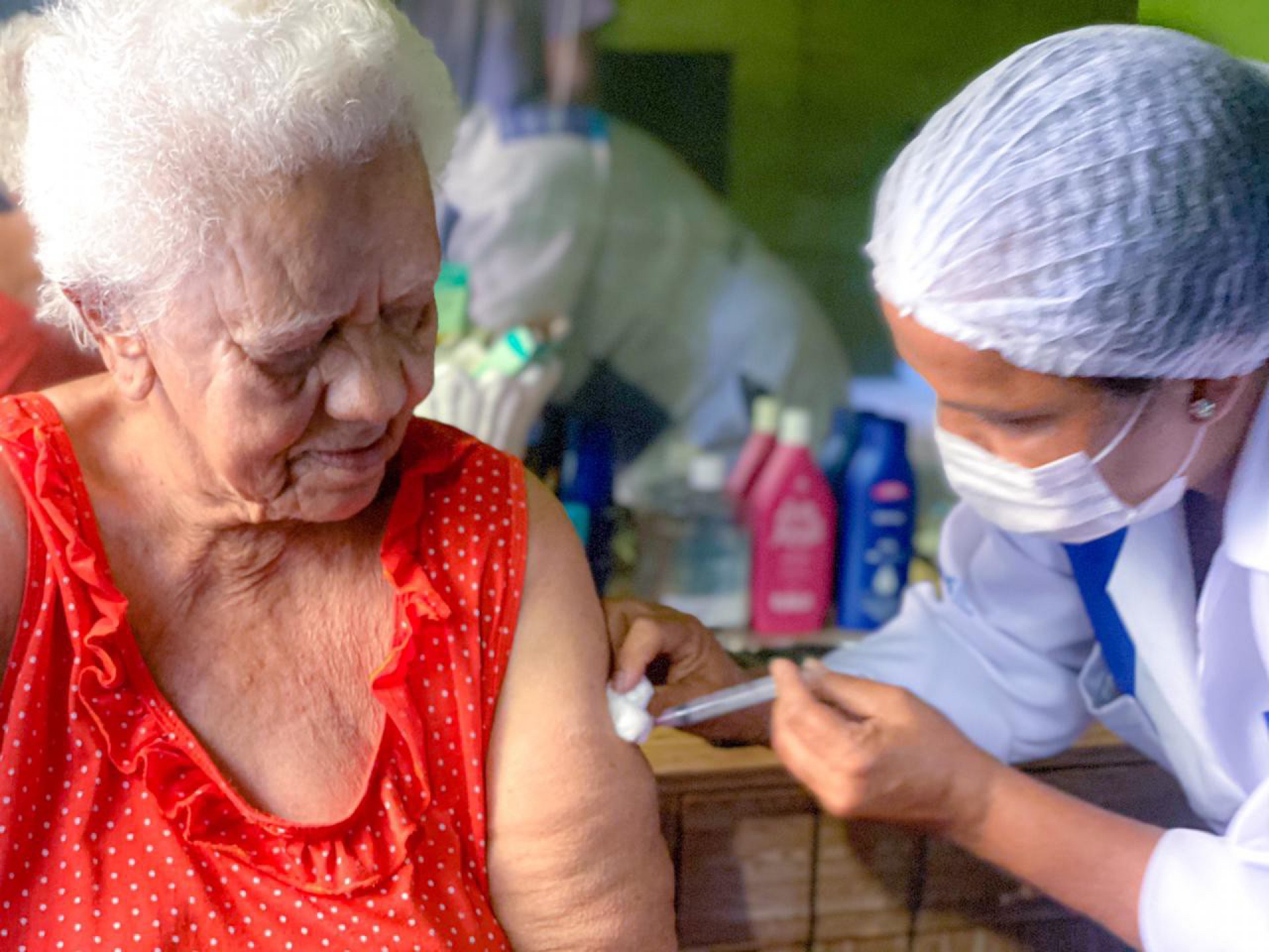 Equipes da Saúde fazem a vacinação de idosos acamados em casa em Meriti - Divulgação