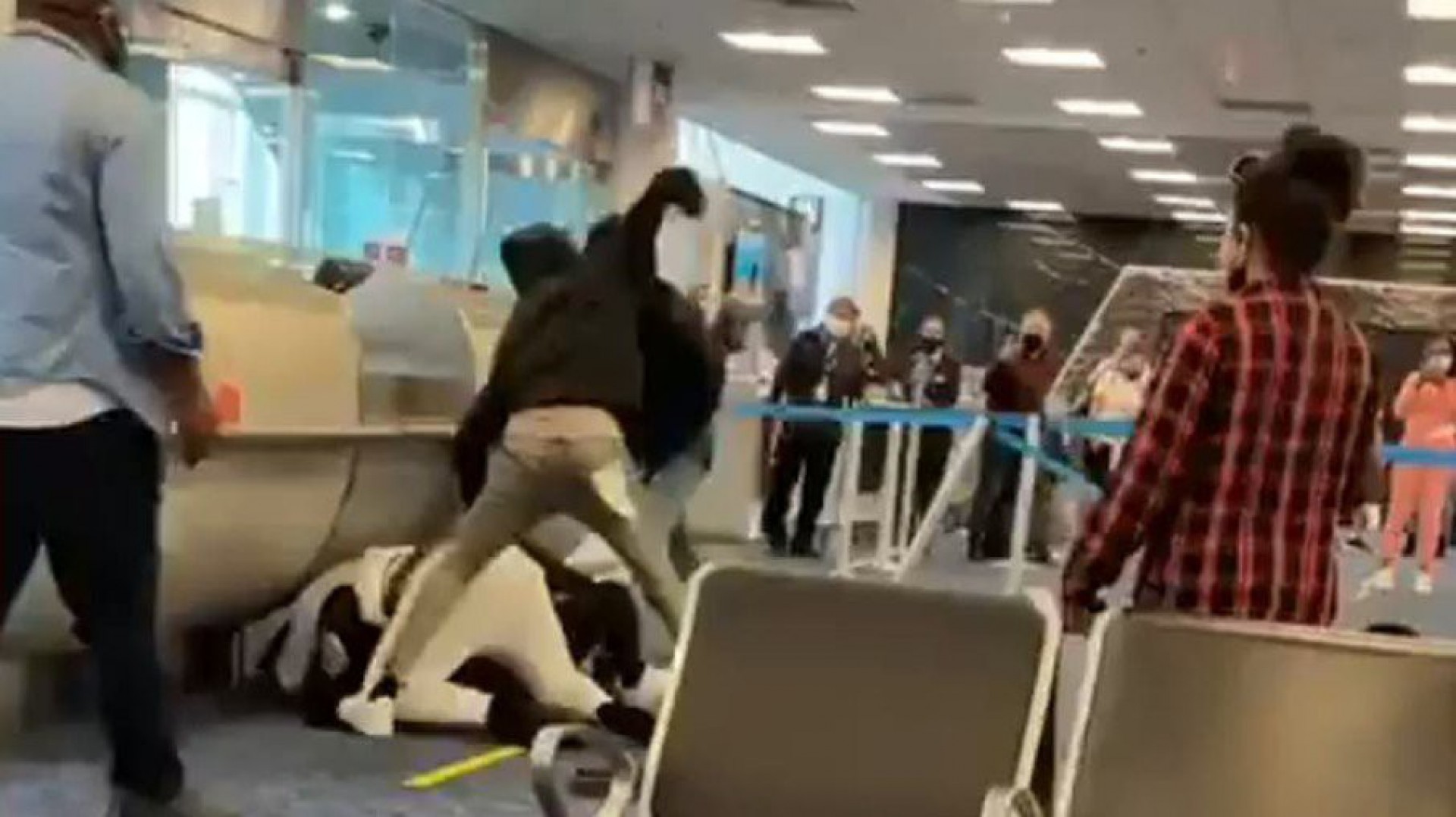 Vídeo: Aeroporto de Miami vira palco de pancadaria generalizada
