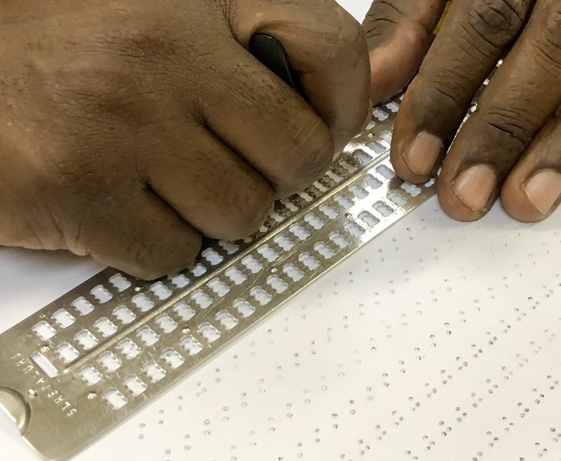 O ensino da linguagem em Braille, fundamental para a leitura e comunicação escrita do cego, é outro trabalho fornecido pela entidade - Divulgação / Sergio Gomes