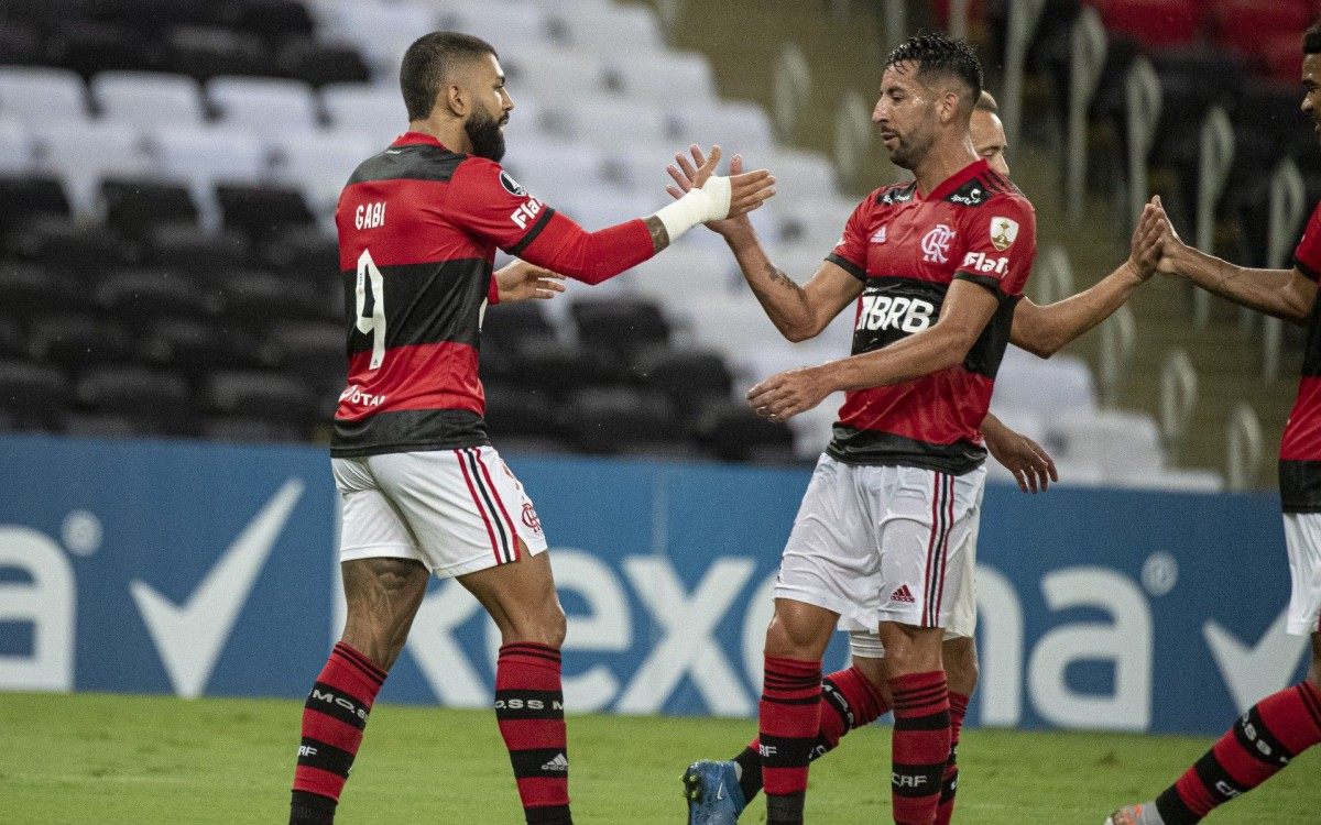 Em noite inspirada, Gabigol comera com Isla um dos gols marcados na goleada sobre o Uni&oacute;n La Calera