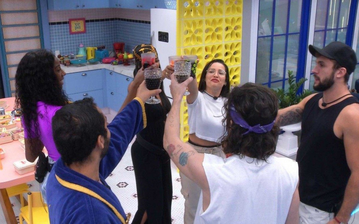 Brothers fazem brinde de comemora&ccedil;&atilde;o em almo&ccedil;o especial no &quot;BBB21&quot;