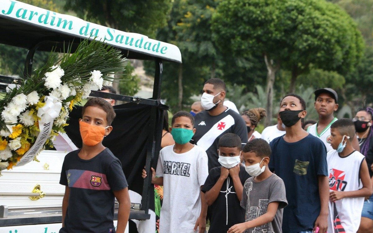 Kaio Guilherme da Silva, foi enterrado hoje no cemitério de Sulacap, zona Oeste. O menino, que estava internado no hospital Pedro II desde a semana passada depois de levar um tiro na cabeça, não resistiu, ele foi ferido enquanto participava de um confraternização numa escola do bairro Vila Aliança, no Rio.