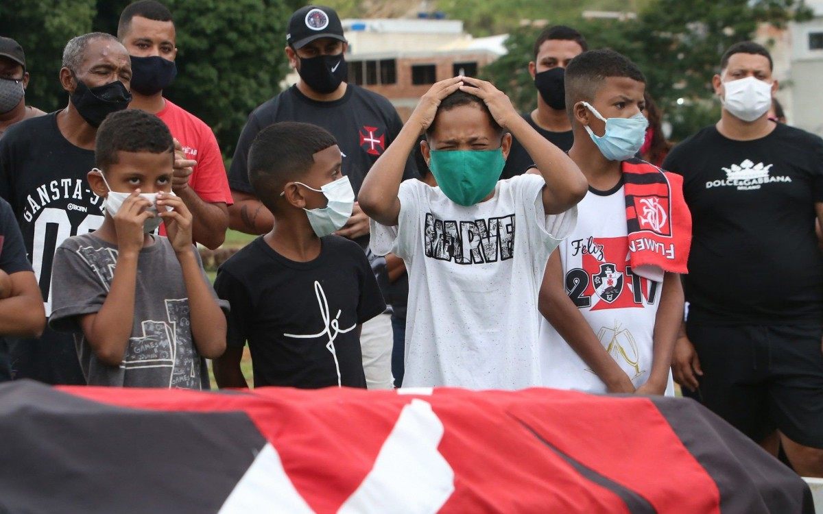 Kaio Guilherme da Silva, foi enterrado hoje no cemitério de Sulacap, zona Oeste. O menino, que estava internado no hospital Pedro II desde a semana passada depois de levar um tiro na cabeça, não resistiu, ele foi ferido enquanto participava de um confraternização numa escola do bairro Vila Aliança, no Rio. Amiguinhos do Kaio estiveram presente no enterro, um deles se emocionou muito e chorava a todo momento.