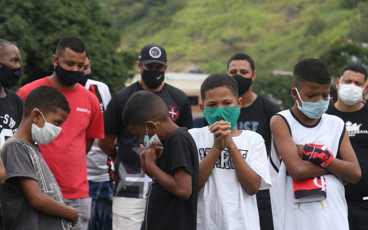 Kaio Guilherme da Silva, foi enterrado hoje no cemitério de Sulacap, zona Oeste. O menino, que estava internado no hospital Pedro II desde a semana passada depois de levar um tiro na cabeça, não resistiu, ele foi ferido enquanto participava de um confraternização numa escola do bairro Vila Aliança, no Rio. Amiguinhos do Kaio estiveram presente no enterro, um deles se emocionou muito e chorava a todo momento.