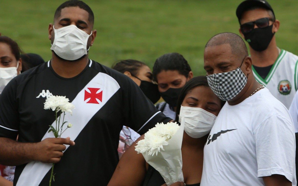 Kaio Guilherme da Silva, foi enterrado hoje no cemitério de Sulacap, zona Oeste. O menino, que estava internado no hospital Pedro II desde a semana passada depois de levar um tiro na cabeça, não resistiu, ele foi ferido enquanto participava de um confraternização numa escola do bairro Vila Aliança, no Rio. com a camisa do Vasco, Ricardo Baraúna, pai e com a roupa estampada, Thais da Silva , mãe do Kaio.