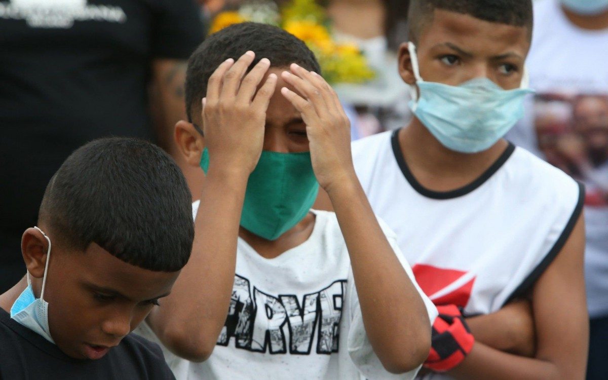 Kaio Guilherme da Silva, foi enterrado hoje no cemitério de Sulacap, zona Oeste. O menino, que estava internado no hospital Pedro II desde a semana passada depois de levar um tiro na cabeça, não resistiu, ele foi ferido enquanto participava de um confraternização numa escola do bairro Vila Aliança, no Rio. Amiguinhos do Kaio estiveram presente no enterro, um deles se emocionou muito e chorava a todo momento.