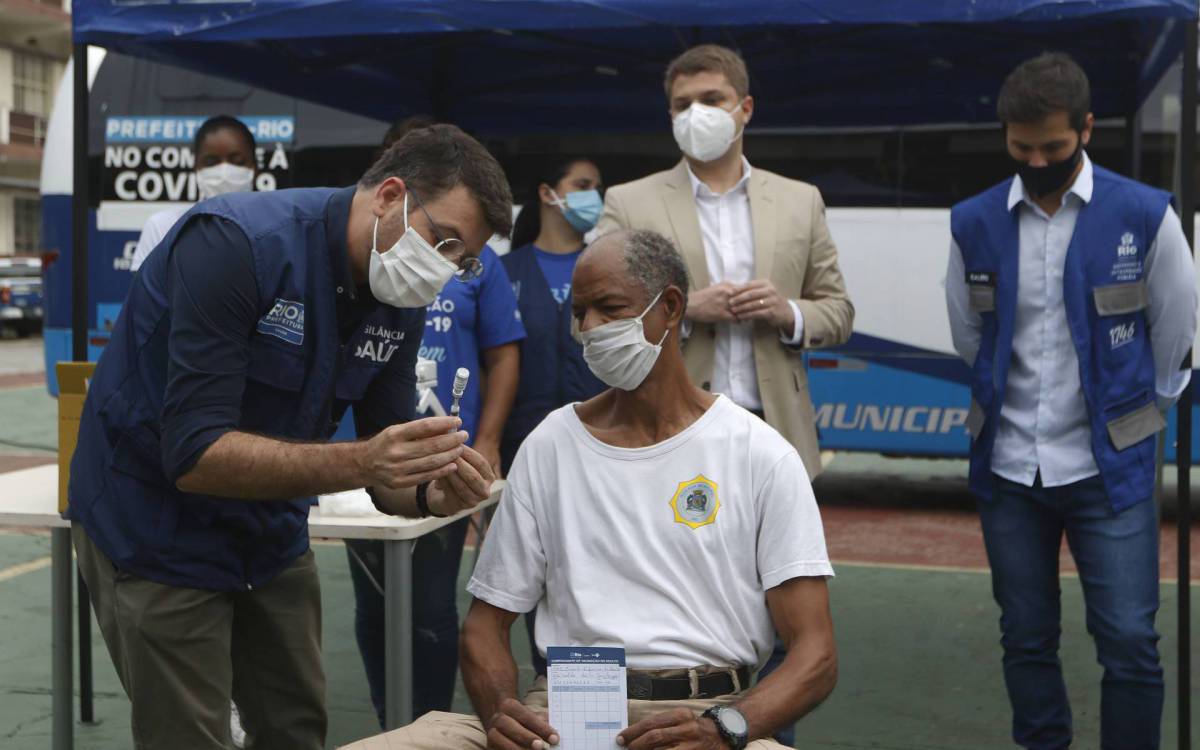 Geral - A prefeitura do Rio de Janeiro da inicio a vacina&ccedil;ao de Guardas Municipais em nova fase da campanha contra a Covid-19. Geral - A prefeitura do Rio de Janeiro da inicio a vacina&ccedil;ao de Guardas Municipais em nova fase da campanha contra a Covid-19. Na foto, O guarda municipal Neivaldo Leite Santana recebeu na manha desta ter&ccedil;a (27) a primeira dose da vacina contra a covid-19 na sede da Guarda Municipal, em Sao Cristovao, na Zona Norte do Rio