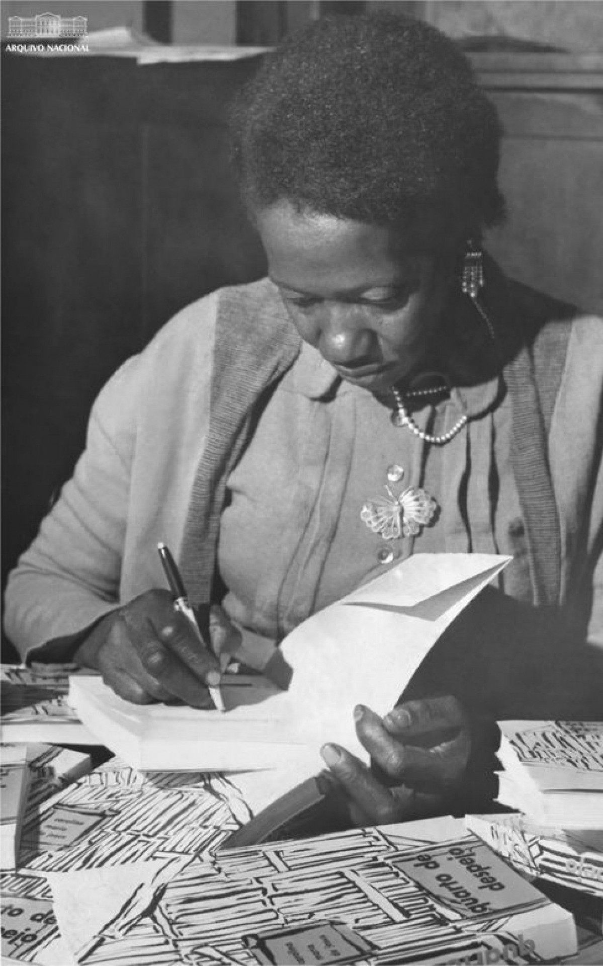 Carolina de Jesus autografando "Quarto de Despejo"