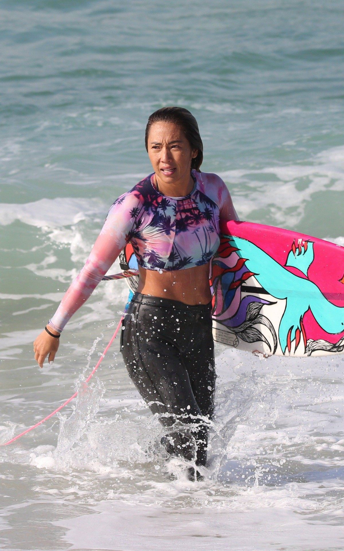 Danielle Suzuki surfa na Praia do Recreio dos Bandeirantes, na Zona Oeste do Rio