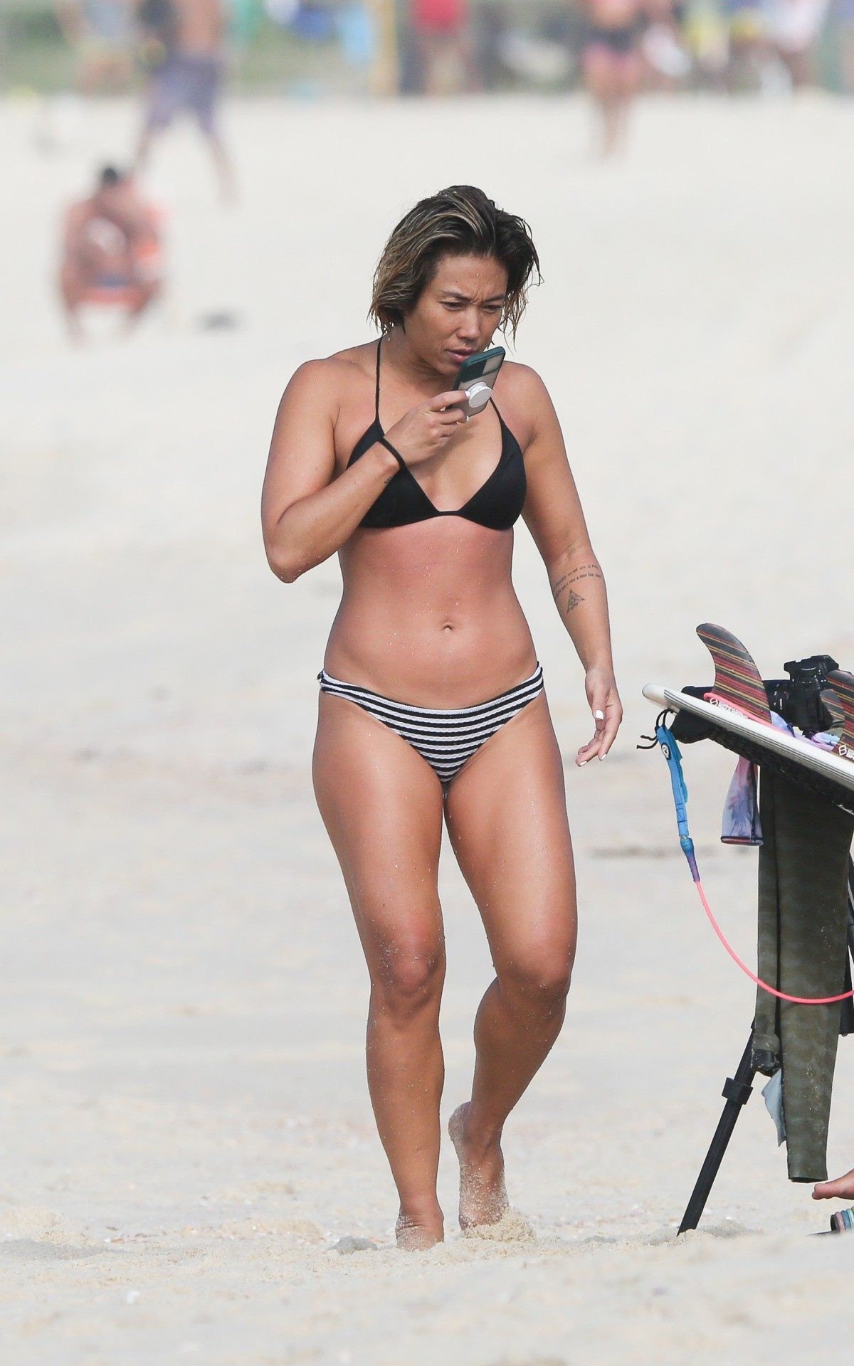 Danielle Suzuki surfa na Praia do Recreio dos Bandeirantes, na Zona Oeste do Rio