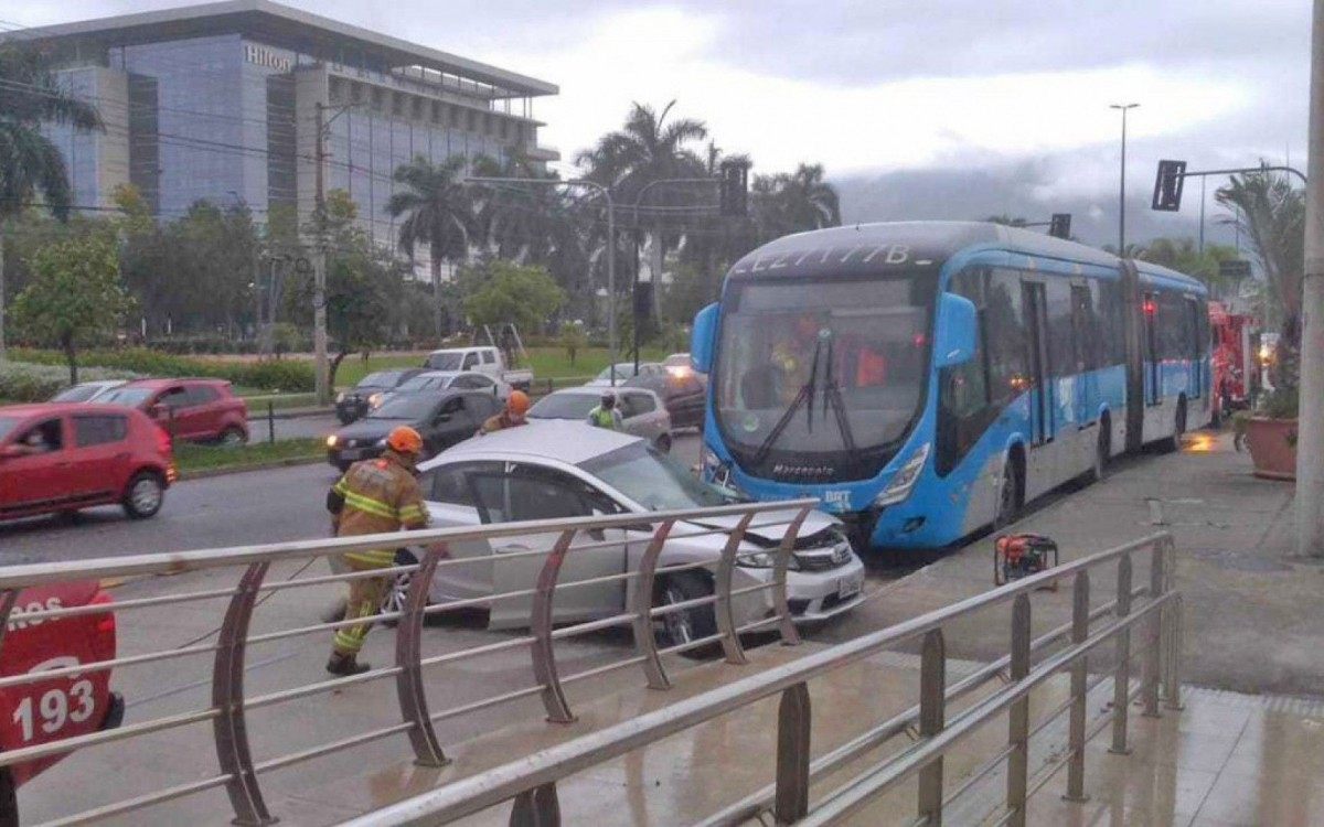 Carro e ônibus colidiram