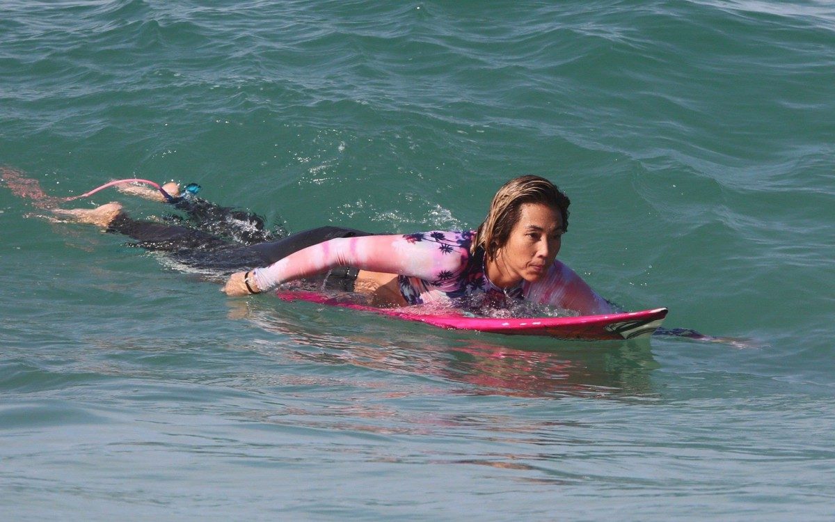 Danielle Suzuki surfa na Praia do Recreio dos Bandeirantes, na Zona Oeste do Rio