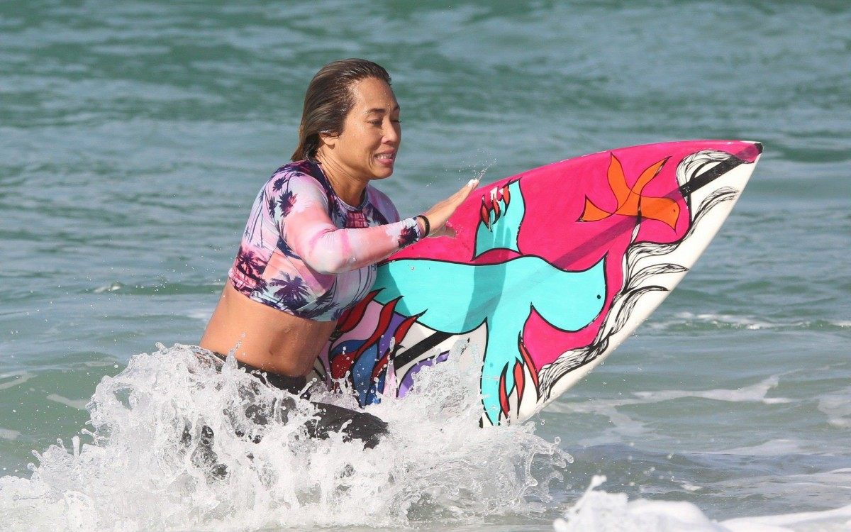 Danielle Suzuki surfa na Praia do Recreio dos Bandeirantes, na Zona Oeste do Rio