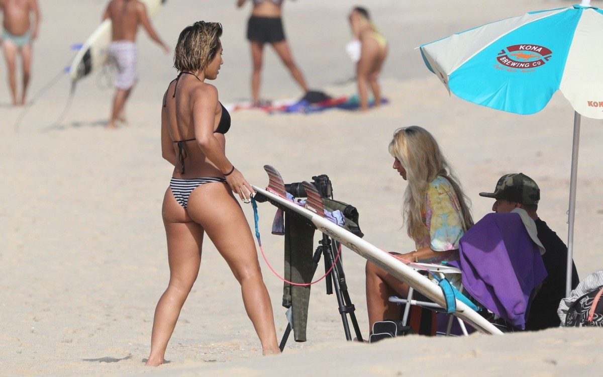 Danielle Suzuki surfa na Praia do Recreio dos Bandeirantes, na Zona Oeste do Rio