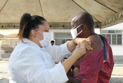 Rio assume segunda posição no ranking das cidades que mais vacinam no país, diz SMS