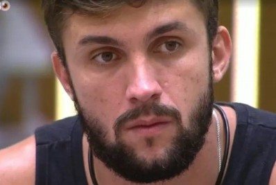 Ex-BBB Arthur Picoli rebate críticas por ostentar carrão de quase R$ 500 mil