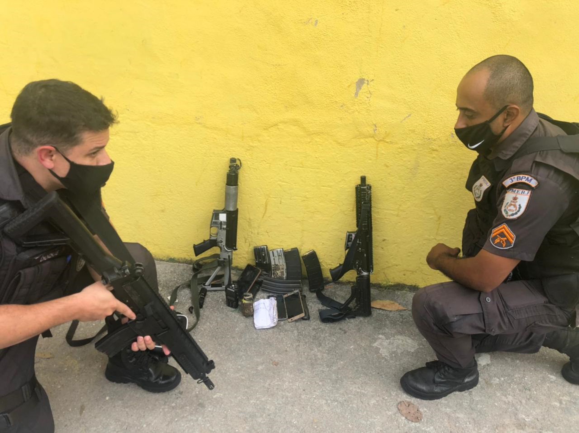 V&iacute;deo: persegui&ccedil;&atilde;o com tiros termina com presos e fuzis apreendidos em Piedade