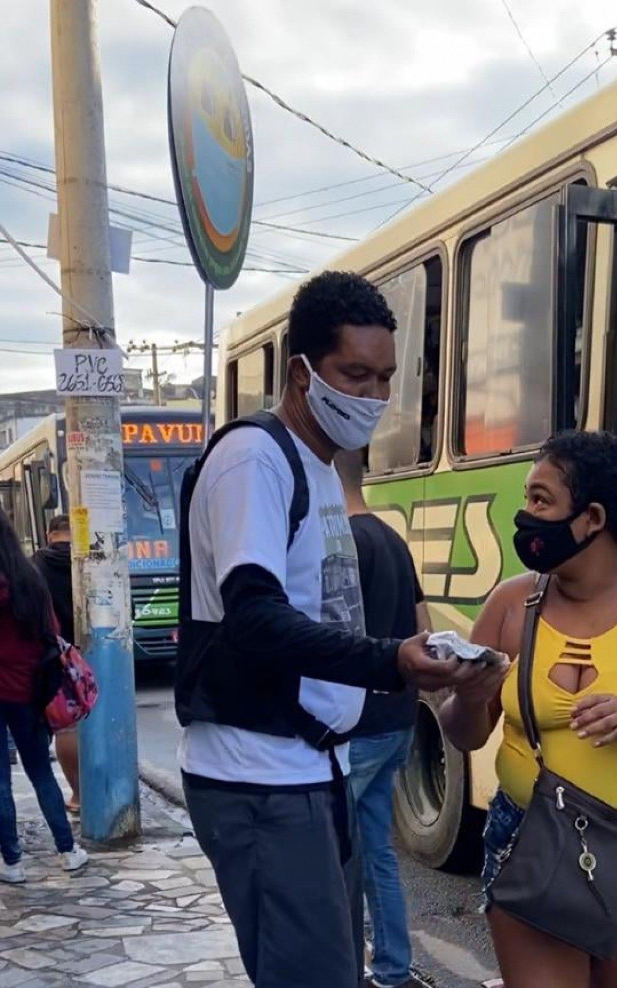 O material da campanha foi confeccionado por 14 artes&atilde;s da Baixada Fluminense