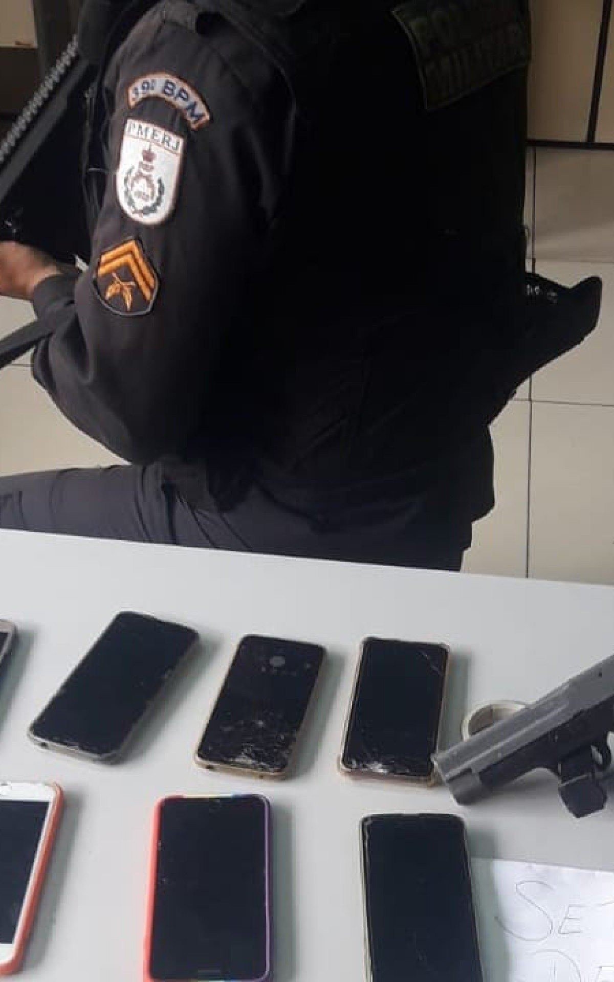 Os pertences das v&iacute;timas foram recuperados pelos PMs, al&eacute;m da apreens&atilde;o do simulacro de arma