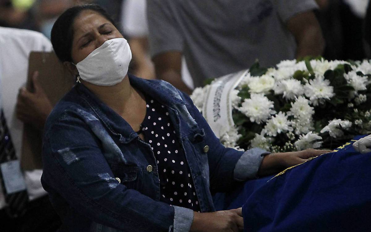 Rio de Janeiro 29/04/2021 - Foi sepultado na tarde desta quinta feira o corpo do marceneiro Gemerson Patr&iacute;cio de Souza, morto numa troca de tiro entre policiais e criminosos, no entorno do Morro do Juramento, na Zona Norte da cidade. Na foto acima a esposa Amanda Ferreira de Souza. Foto: Luciano Belford/Agencia O Dia