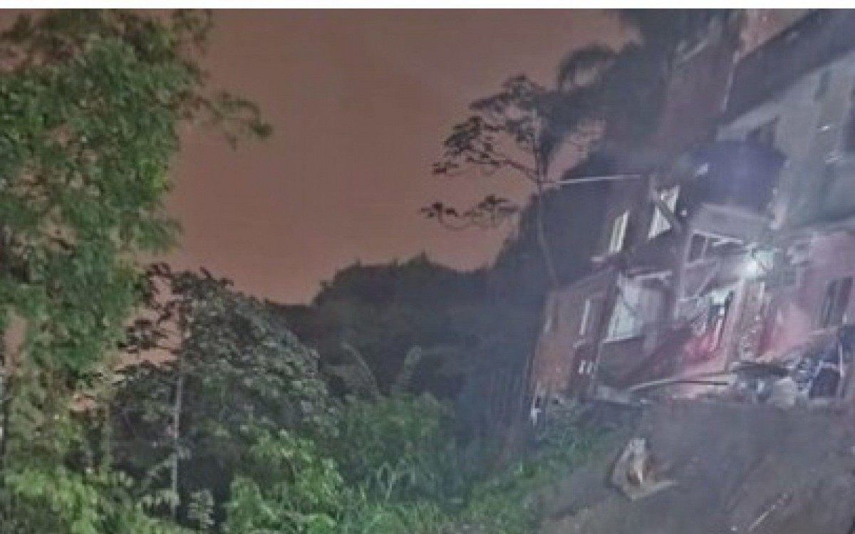 Chuva causa deslizamento de terra no Pavão-Pavãozinho e deixa famílias desalojadas  - Reprodução TV Globo