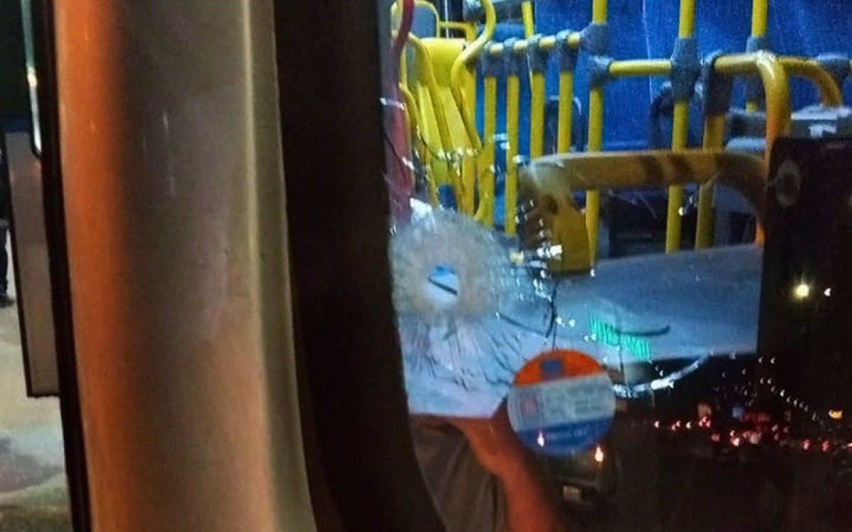 Tiroteio dentro de ônibus de passageiro termina com um morto e cinco feridos em Niterói - Divulgação