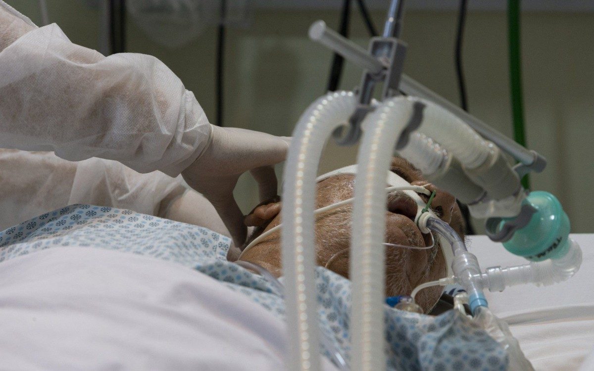ESPECIAL - 400 mil mortos - Paciente com covid entubado na UTI do Hospital Municipal Ronaldo Gazolla.