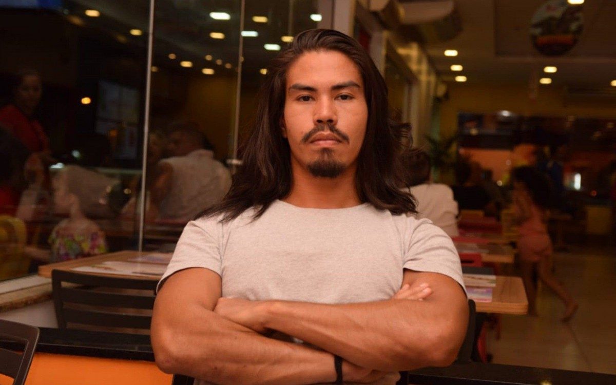 Yan &eacute; t&eacute;cnico em hotelaria e trabalhou em diversos hot&eacute;is, entre eles, o Copacabana Palace  