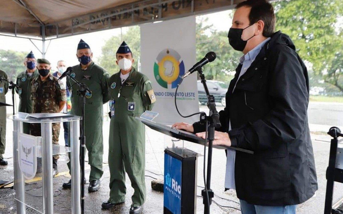 Eduardo Paes discursa durante inaugura&ccedil;&atilde;o de ponto de vacina&ccedil;&atilde;o em base a&eacute;rea do aeroporto Gale&atilde;o