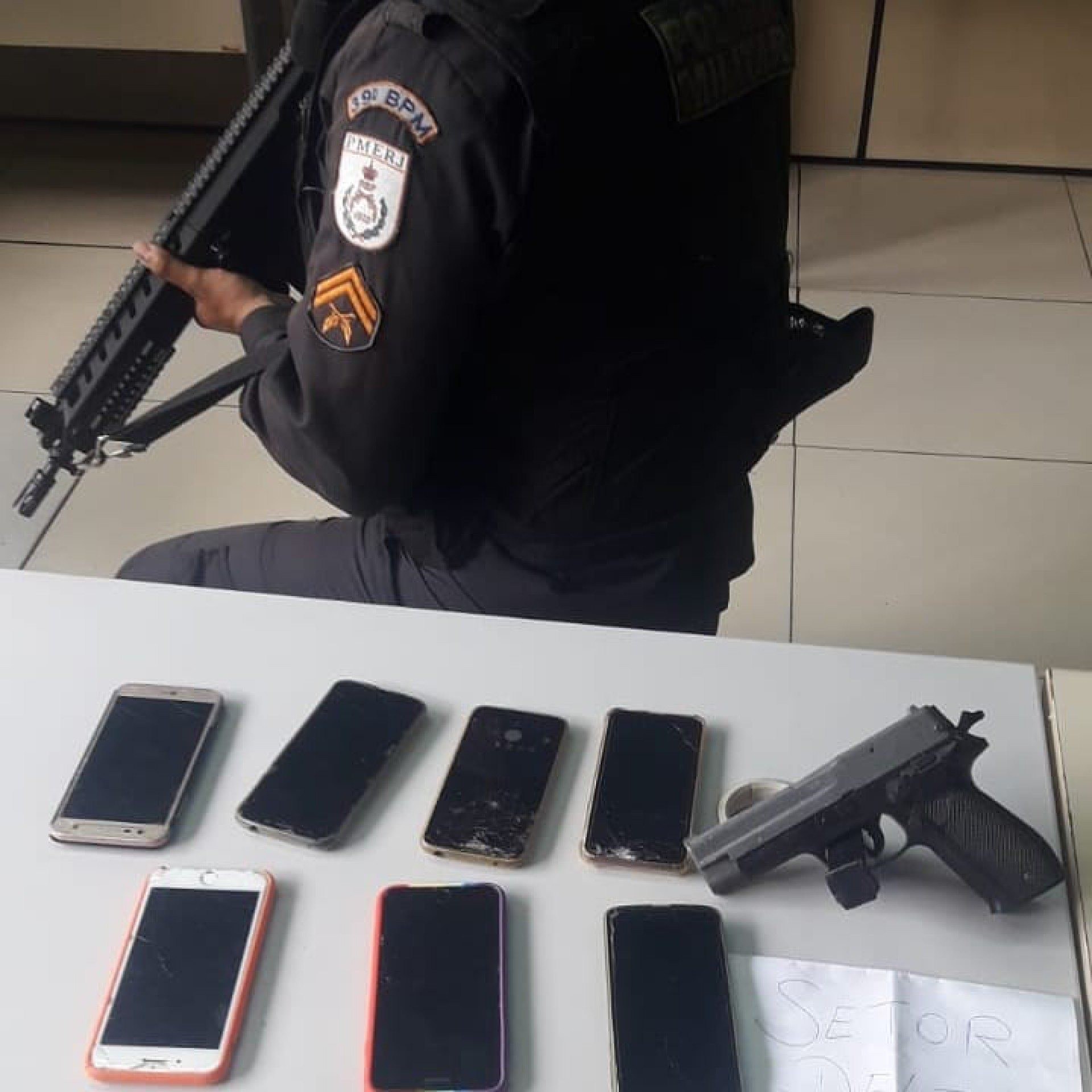 Os pertences das v&iacute;timas foram recuperados pelos PMs, al&eacute;m da apreens&atilde;o do simulacro de arma - Divulga&ccedil;&atilde;o / PM