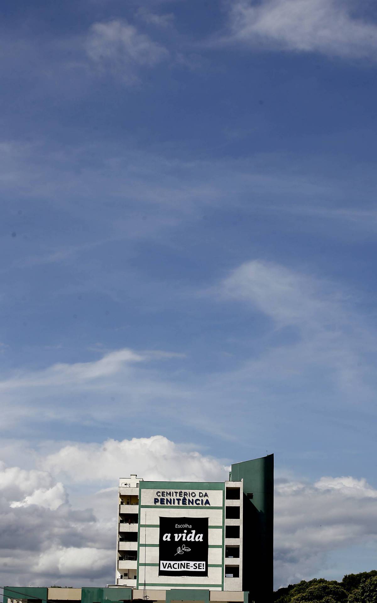 Conscientiza&ccedil;&atilde;o pela vacina&ccedil;&atilde;o contra a Covid-19 no cemit&eacute;rio da Penit&ecirc;ncia, no Caju Foto: Luciano Belford/Agencia O Dia - Luciano Belford/Agencia O Dia