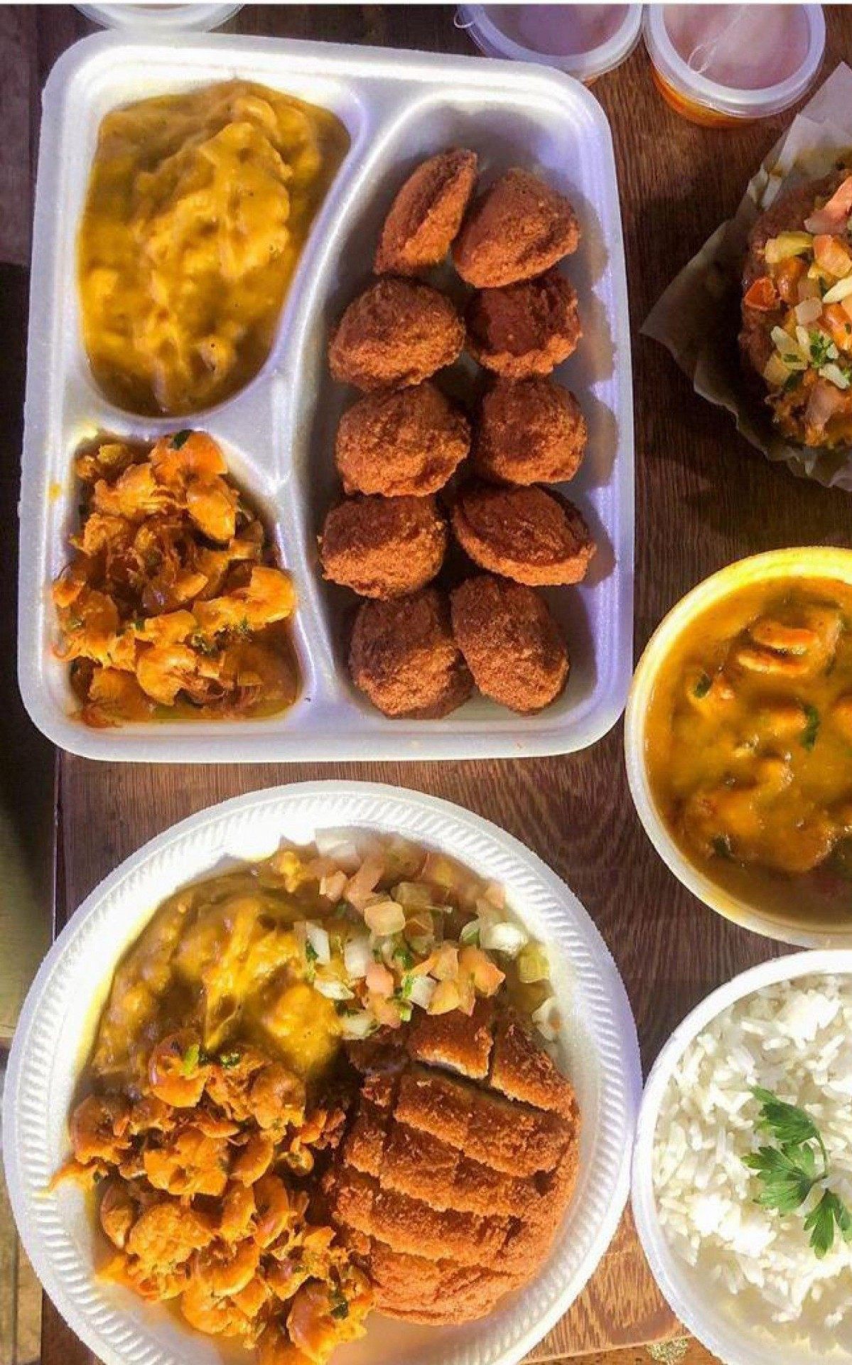 Perfil 'Onde comer na Baixada' faz sucesso nas redes sociais