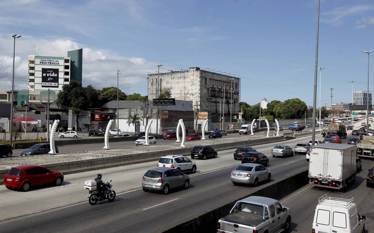 Conscientiza&ccedil;&atilde;o pela vacina&ccedil;&atilde;o contra a Covid-19 no cemit&eacute;rio da Penit&ecirc;ncia, no Caju Foto: Luciano Belford/Agencia O Dia - Luciano Belford/Agencia O Dia