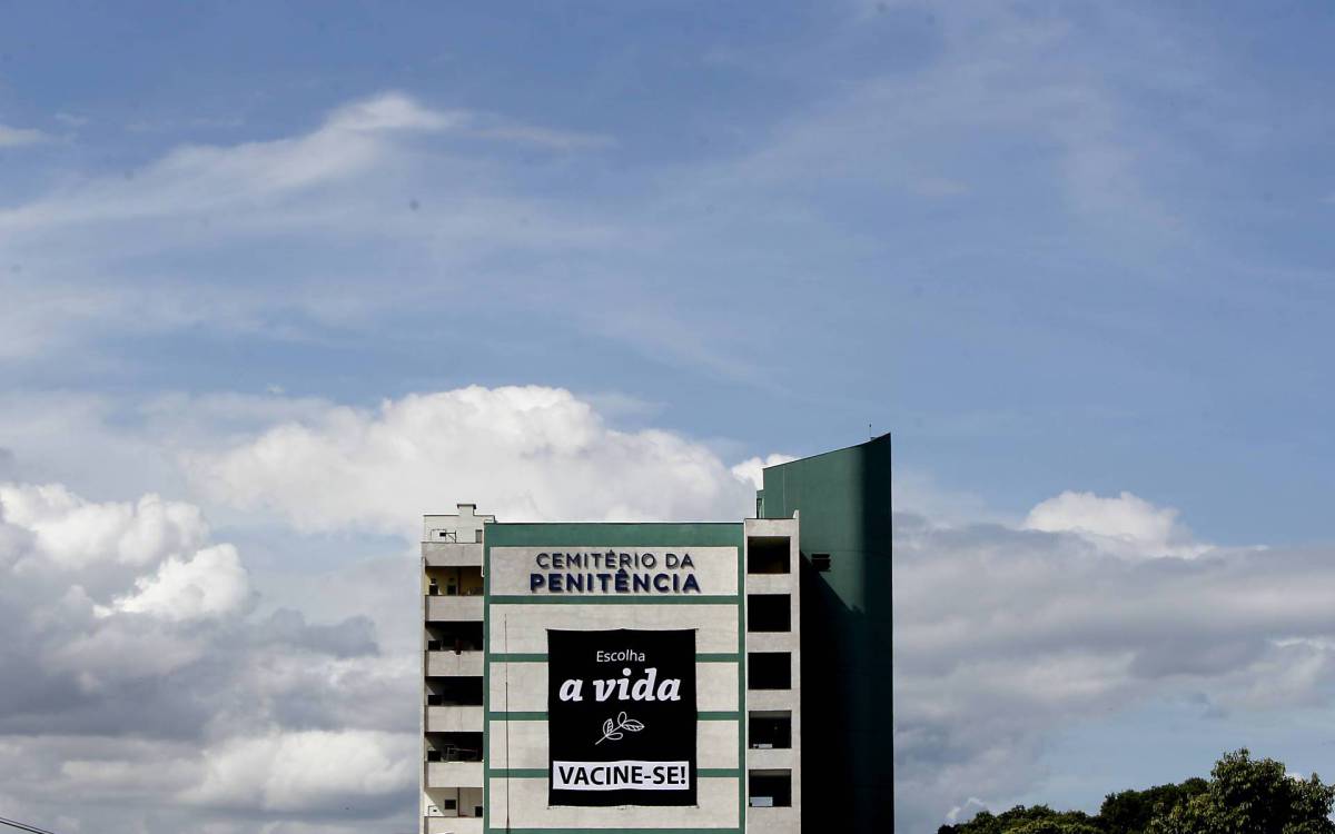 Conscientiza&ccedil;&atilde;o pela vacina&ccedil;&atilde;o contra a Covid-19 no cemit&eacute;rio da Penit&ecirc;ncia, no Caju Foto: Luciano Belford/Agencia O Dia - Luciano Belford/Agencia O Dia