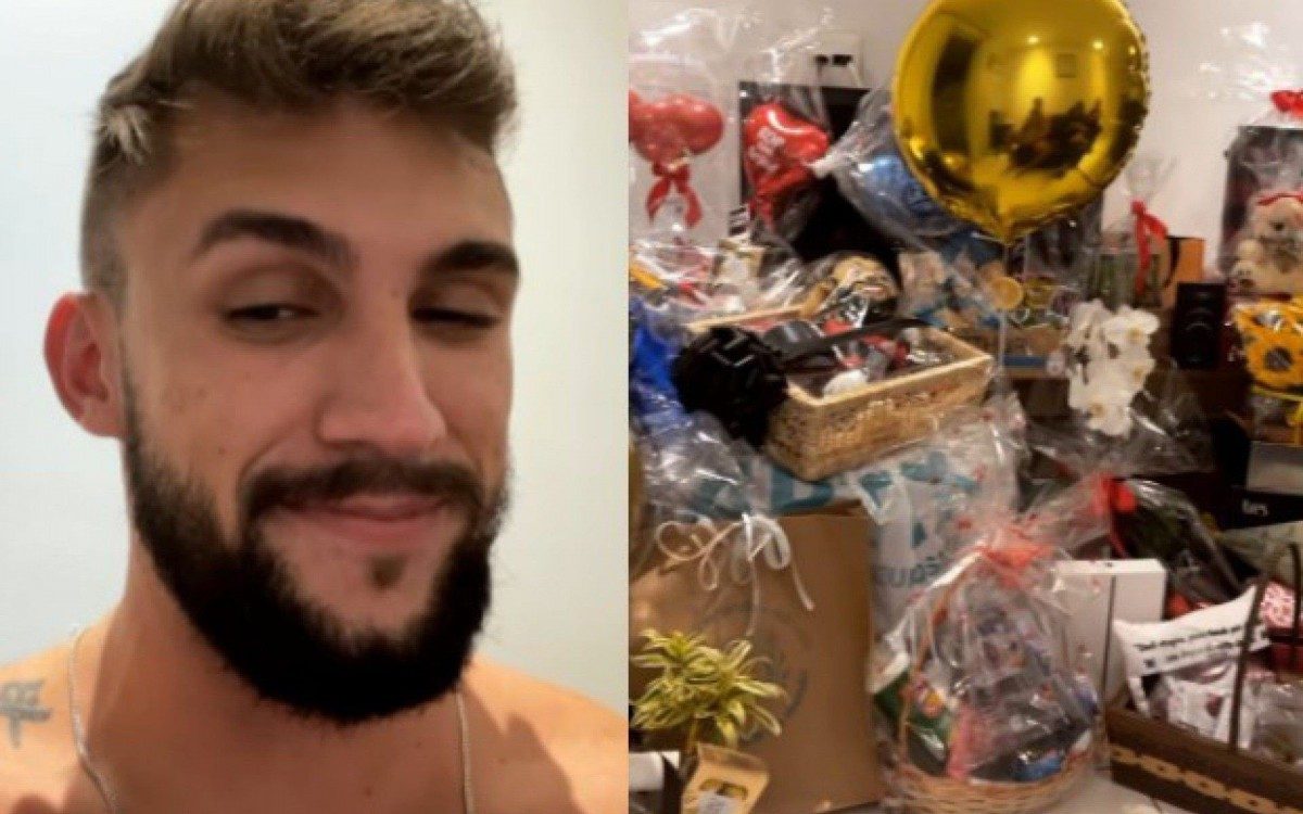 Arthur mostra os presentes que ganhou dos f&atilde;s