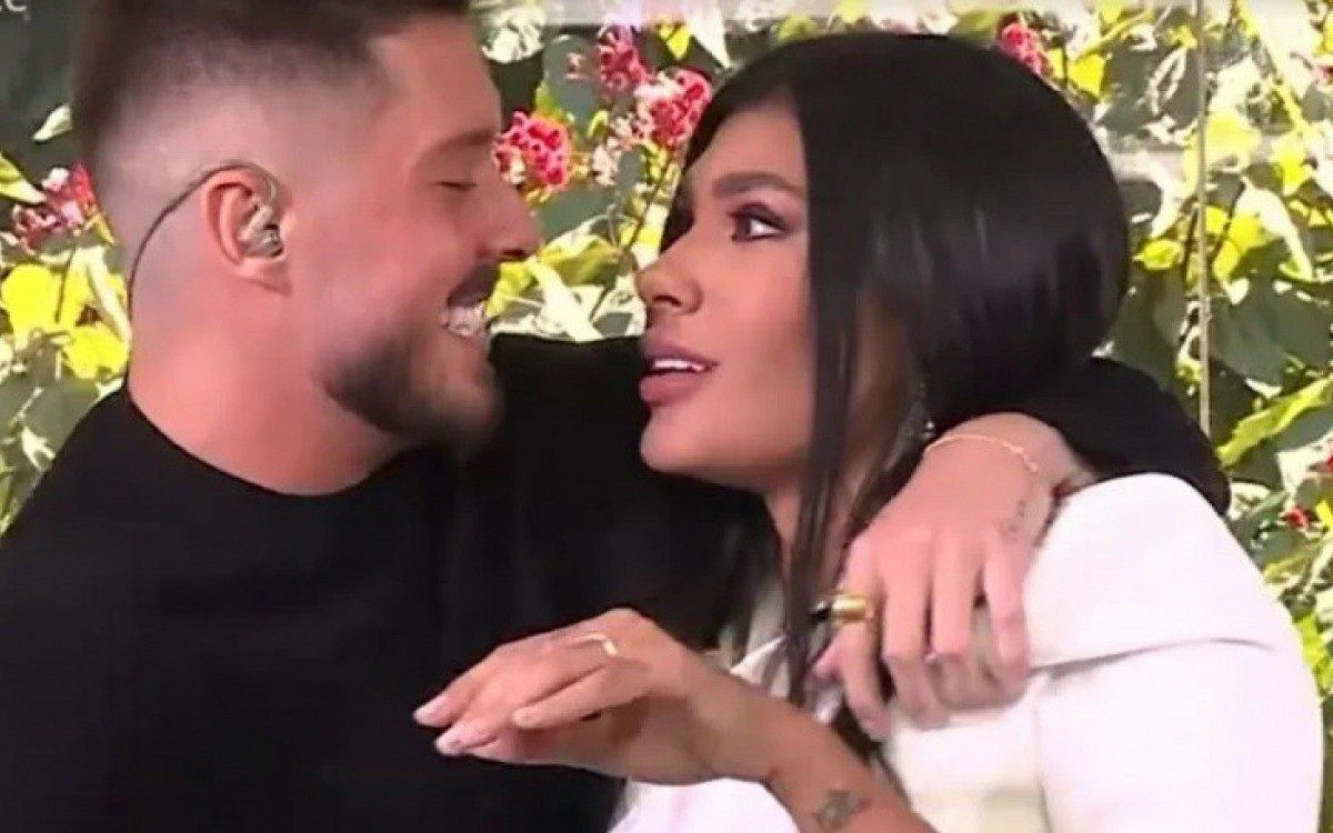 Ronan Souza pede Pocah em casamento ao vivo