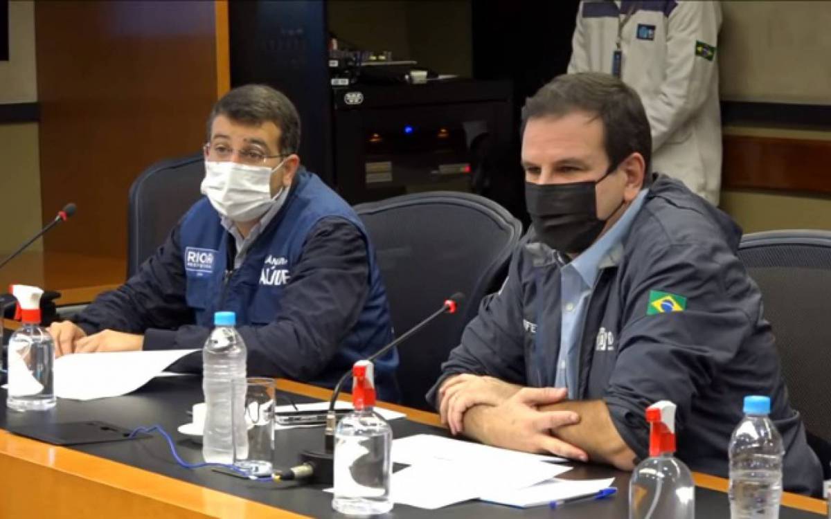 O secretário municipal de Saúde, Daniel Soranz, e o prefeito Eduardo Paes apresentam o boletim epidemiológico da cidade do Rio - Reprodução