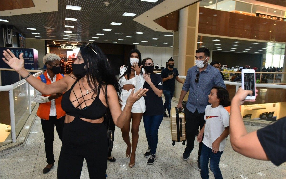 Pocah faz sucesso com f&atilde;s e mostra alian&ccedil;a de noivado ao embarcar no Aeroporto Santos Dumont, no Rio, nesta sexta-feira