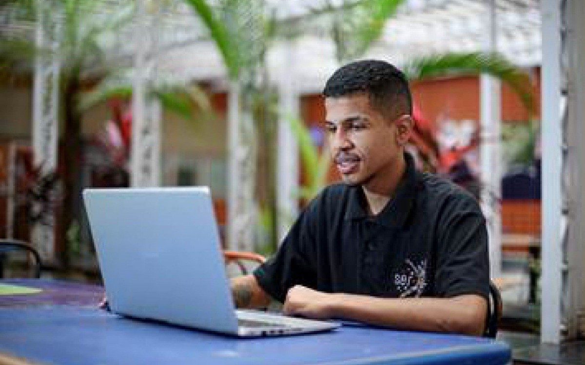 O curso é gratuito e 100% online, tem a duração de três meses e uma carga horária equivalente a 210 horas