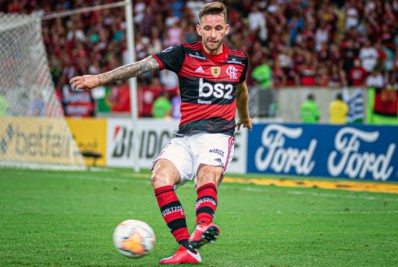 Léo Pereira, zagueiro do Flamengo, se envolve em acidente na Zona Oeste do Rio