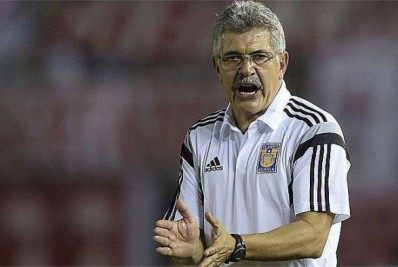 Por brincadeira homofóbica, técnico brasileiro é punido no México e se desculpa