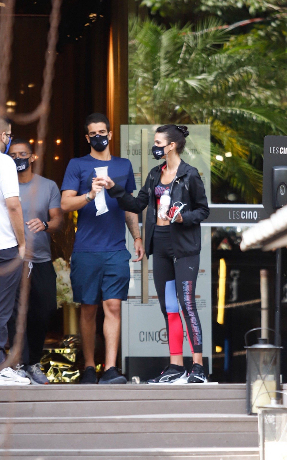 Bruna Marquezine e Enzo Celulari v&atilde;o &agrave; academia de luxo em S&atilde;o Paulo