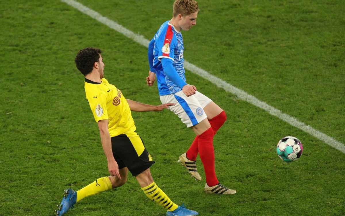 ¡Fuerte vista!  En la derrota del Dortmund, el zaguero español sufre una grave lesión  deporte