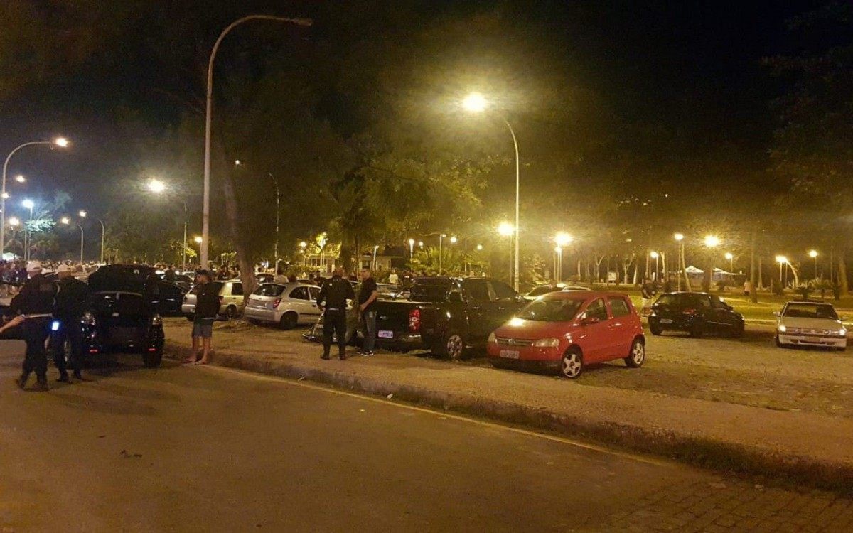 Prefeitura do Rio interrompe evento clandestino que reunia cerca de 200 pessoas na Pra&ccedil;a do Posto 12, no Recreio dos Bandeirantes